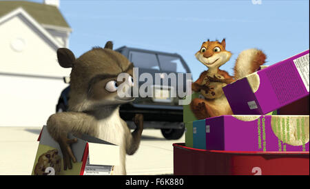 Data di rilascio: maggio 19, 2006. Il titolo del filmato: oltre la siepe. STUDIO: DreamWorks. Trama: un intrigante raccoon stupidi una mancata corrispondenza con una famiglia delle creature della foresta in aiutandolo a ripagare il debito di cibo, invadendo la nuova crescita incontrollata di suburbana che popped up mentre erano in stato di ibernazione...e impara una lezione sulla famiglia se stesso. Nella foto: . Foto Stock