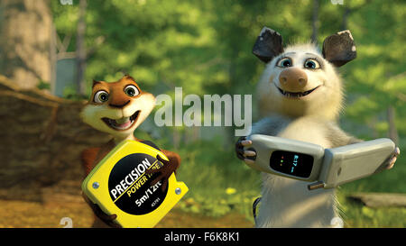 Data di rilascio: maggio 19, 2006. Il titolo del filmato: oltre la siepe. STUDIO: DreamWorks. Trama: un intrigante raccoon stupidi una mancata corrispondenza con una famiglia delle creature della foresta in aiutandolo a ripagare il debito di cibo, invadendo la nuova crescita incontrollata di suburbana che popped up mentre erano in stato di ibernazione...e impara una lezione sulla famiglia se stesso. Nella foto: . Foto Stock