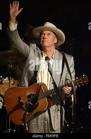 Data di rilascio: febbraio 10, 2006. Il titolo del filmato: Neil Young: Cuore d'oro. STUDIO: Clinica estetico. Trama: un film girato durante un due-prestazioni di notte da Neil Young a Nashville il Ryman Auditorium. Nella foto: Neil Young come se stesso. Foto Stock