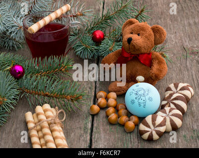 Tre i rami d'abete, tazza di tè, dolci e toy orso, still life Foto Stock