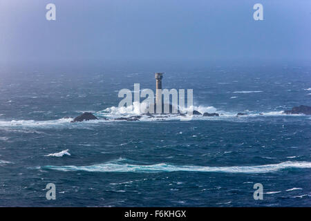 Terre termina, Cornwall, Regno Unito. Venti forti, 55mph raffiche. Onde che si infrangono sulla Longships Lighthouse. 17 novembre 2015. Credito: Barry Bateman / Alamy Live News Foto Stock