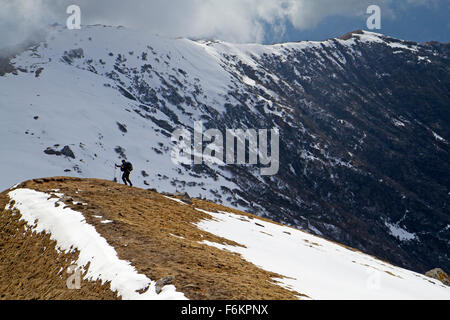 Trekker su Kopra Ridge in Annapurnas Foto Stock