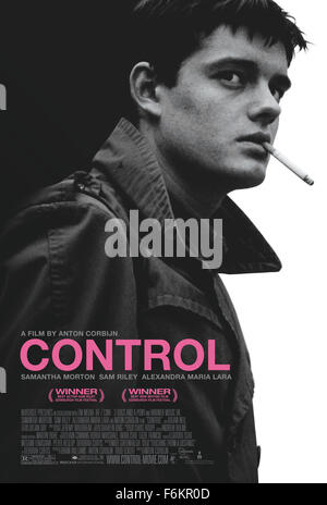 Data di rilascio: maggio 17, 2007. Il titolo del filmato: Controllo. STUDIO: Weinstein Company. Trama: Ian Curtis è una tranquilla e piuttosto triste lad che lavora per un'agenzia di collocamento e canta in una band chiamata Varsavia. Egli incontra una ragazza di nome Debbie che ha prontamente sposa e la sua band, con il nome che nel frattempo è stato cambiato per divisione di gioia, diventa più e più di successo. Anche se Debbie e lui diventare genitori, il loro rapporto è scendendo rapidamente e Ian inizia un affare con il Belgio Annik che ha incontrato dopo uno dei concerti e non ha quasi mai a casa. Ian soffre anche di epilessia e ha n Foto Stock