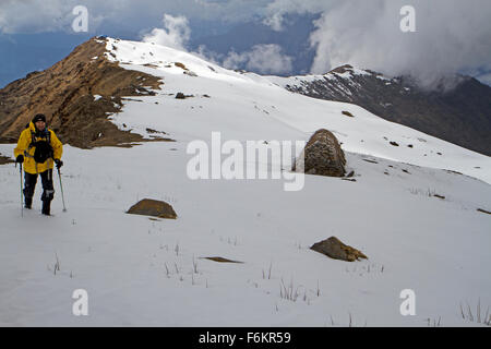 Trekker su Kopra Ridge in Annapurnas Foto Stock