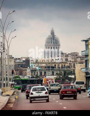 Vista del traffico automobilistico sul Malecon Capitol nazionale Capitolio Nacional,, Scene di strada, La Habana, Cuba, Caraibi Foto Stock