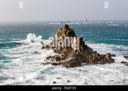 Terre termina, Cornwall, Regno Unito. Venti forti, 55mph raffiche. Onde si infrangono fino al Cavaliere armato. 17 novembre 2015. Credito: Barry Bateman / Alamy Live News Foto Stock