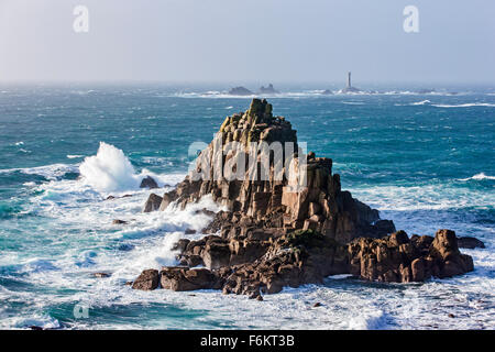 Terre termina, Cornwall, Regno Unito. Venti forti, 55mph raffiche. Onde si infrangono fino al Cavaliere armato. 17 novembre 2015. Credito: Barry Bateman / Alamy Live News Foto Stock