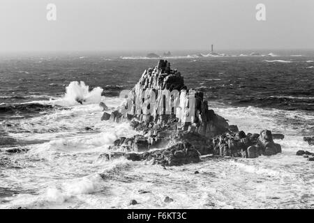 Terre termina, Cornwall, Regno Unito. Venti forti, 55mph raffiche. Onde si infrangono fino al Cavaliere armato. 17 novembre 2015. Credito: Barry Bateman / Alamy Live News Foto Stock