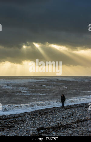 Regno Unito Meteo, Lyme Regis, Dorset, Regno Unito. 17 novembre 2015. I raggi di luce che brilla attraverso le nuvole al largo della costa di Lyme Regis in Dorset, Regno Unito, durante una giornata di forte vento e mare mosso causato dalla tempesta Barney. Immagine: Credito: Graham Hunt/Alamy Live News Foto Stock