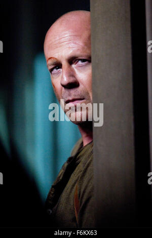 Jun 05, 2007 - Baltimore, MD, Stati Uniti d'America - Data di rilascio: giugno 27, 2007. Direttore: Len Wiseman. STUDIO: ventesimo Century-Fox Film Corporation . Trama: John McClane (Willis) richiede un'organizzazione terrorista basata su Internet che viene sistematicamente chiudendo gli Stati Uniti. Nella foto: Bruce Willis è John McClane, il 'analog' fly-in-the-unguento per un incredibile 'digital' regime che rischia di portare giù il paese. (Credito Immagine: c Frank Masi/Twentieth Century Fox) Restrizioni: questa è una distribuita pubblicamente film, televisione o pubblicità fotografia. Non uso editoriale può richiedere ad Foto Stock