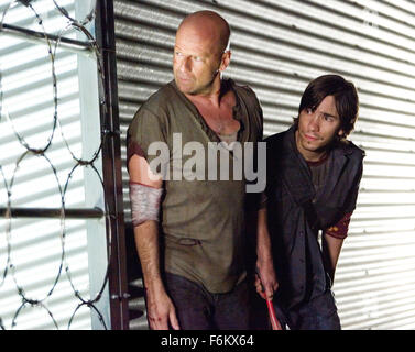 Jun 05, 2007 - Baltimore, MD, Stati Uniti d'America - Data di rilascio: giugno 27, 2007. Direttore: Len Wiseman. STUDIO: ventesimo Century-Fox Film Corporation . Trama: John McClane (Willis) richiede un'organizzazione terrorista basata su Internet che viene sistematicamente chiudendo gli Stati Uniti. Nella foto: Bruce Willis come John McClane e Justin Long come Matt Farrell preparare a prendere su più pesantemente armati avversari. (Credito Immagine: c Frank Masi/Twentieth Century Fox) Restrizioni: questa è una distribuita pubblicamente film, televisione o pubblicità fotografia. Non uso editoriale può richiedere ulteriori giochi. Foto Stock