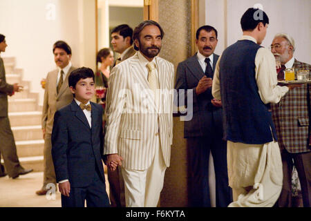 Data di rilascio: dicembre 14, 2007. Il titolo del filmato: Il Kite Runner - STUDIO: DreamWorks SKG. Trama: dopo aver trascorso anni in California, Amir ritorna alla sua patria in Afghanistan per aiutare il suo vecchio amico Hassan, il cui figlio è nei guai. Nella foto: ZEKIRIA EBRAHIMI come giovani Amir e HOMAYOUN ERSHADI come Baba. Foto Stock