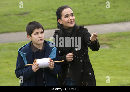 Data di rilascio: dicembre 14, 2007. Il titolo del filmato: Il Kite Runner - STUDIO: DreamWorks SKG. Trama: dopo aver trascorso anni in California, Amir ritorna alla sua patria in Afghanistan per aiutare il suo vecchio amico Hassan, il cui figlio è nei guai. Nella foto: ALI BAKHTYARI danese come Sohrab e ATOSSA LEONI come Soraya. Foto Stock