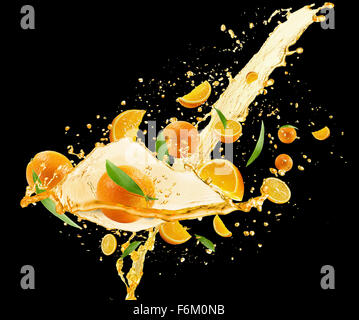 Arance con succo splash su sfondo nero Foto Stock