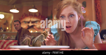 Data di rilascio: 11 novembre 2007. STUDIO: Walt Disney Pictures. Trama: un classico delle fiabe Disney collide con la moderna della città di New York in una storia di una principessa da favola dal passato che è spinta nella presente-giorno da una regina malvagia. Poco dopo il suo arrivo, la principessa Giselle inizia a cambiare le sue opinioni sulla vita e amore dopo un incontro con un bel avvocato. Nella foto: Amy Adams. Foto Stock