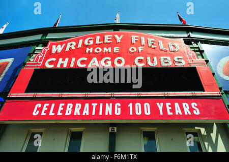 Il marquee iconica sopra l'ingresso principale a Chicago's Wrigley Field modificato per riflettere sul centesimo anniversario del parco. Chicago, Illinois, Stati Uniti d'America. Foto Stock