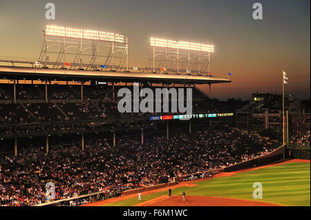 Crepuscolo scende al di là delle torri faro e il tetto di Wrigley Field, casa dei Chicago Cubs, su una bella serata estiva. Chicago, Illinois, Stati Uniti d'America. Foto Stock