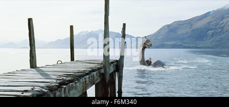 Data di rilascio: dicembre 25, 2007. Titolo: l'acqua Cavallo: leggenda del profondo. STUDIO: Revolution Studios. Trama: la storia di un giovane ragazzo che porta a casa un uovo magico, e presto si ritrova il sollevamento una straordinaria creatura: il mitico "acqua" a cavallo della lore scozzese. Nella foto: Crusoe, il carattere del titolo. Foto Stock