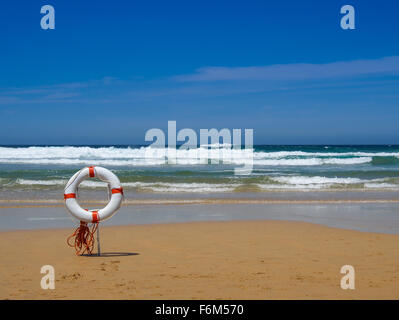 Attrezzatura di salvataggio in sabbia sulla spiaggia Foto Stock