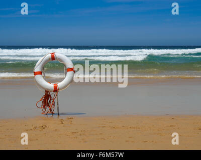 Attrezzatura di salvataggio in sabbia sulla spiaggia Foto Stock