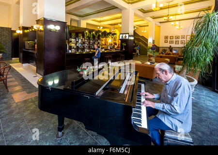 Hotel Ambos Mundos, Hotel dello scrittore Ernest Hemingway a l'Avana, la hall con pianoforte giocatore, Pianoman, Bar Cuba Foto Stock