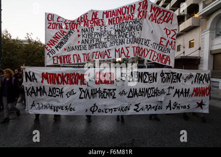 Atene, Grecia. 17 Nov, 2015. I membri del Partito Comunista della gioventù, marzo durante il XLII anniversario del Politecnico rivolta del 17 novembre 1974 che si è conclusa il 7 anni di dittatura. Il mese di marzo si è conclusa presso l ambasciata americana. Credito: Kostas Pikoulas/Pacific Press/Alamy Live News Foto Stock