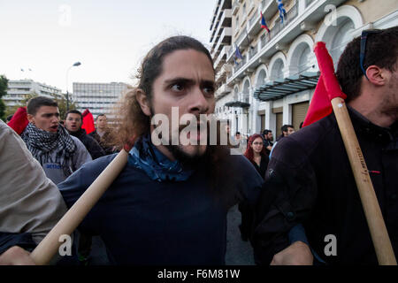 Atene, Grecia. 17 Nov, 2015. I membri del Partito Comunista della gioventù, marzo durante il XLII anniversario del Politecnico rivolta del 17 novembre 1974 che si è conclusa il 7 anni di dittatura. Il mese di marzo si è conclusa presso l ambasciata americana. Credito: Kostas Pikoulas/Pacific Press/Alamy Live News Foto Stock