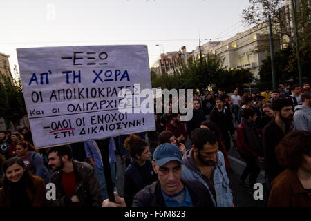 Atene, Grecia. 17 Nov, 2015. Molte persone marzo durante il XLII anniversario del Politecnico rivolta del 17 novembre 1974 che si è conclusa il 7 anni di dittatura. Il mese di marzo si è conclusa presso l ambasciata americana. Credito: Kostas Pikoulas/Pacific Press/Alamy Live News Foto Stock