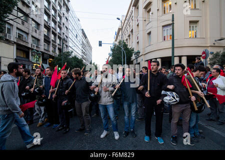 Atene, Grecia. 17 Nov, 2015. I membri del Partito Comunista della gioventù, marzo durante il XLII anniversario del Politecnico rivolta del 17 novembre 1974 che si è conclusa il 7 anni di dittatura. Il mese di marzo si è conclusa presso l ambasciata americana. Credito: Kostas Pikoulas/Pacific Press/Alamy Live News Foto Stock