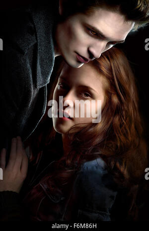 Data di rilascio: 21 novembre 2008. Il titolo del filmato: al crepuscolo. STUDIO: Summit Entertainment. Trama: Bella Swan è un maldestro, tipo hearted adolescente con un vero talento per ottenere nei guai. Edward Cullen è un intelligente, good looking vampiro che sta cercando di nascondere il suo segreto. Contro tutte le quote, i due si innamorano ma sarà un pacco di sete di sangue di inseguitori e la disapprovazione dei loro parenti e amici li separano? Nella foto: Kristen Stewart come Bella Swan e Robert Pattinson come Edward Cullen. Foto Stock