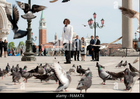 Data di rilascio: febbraio 16, 2011. Il titolo del filmato: il turista. STUDIO: Columbia Pictures. Trama: ruota intorno a Frank, un turista americano in visita in Italia per riparare un cuore spezzato. Elise è una donna straordinaria che deliberatamente attraversa il suo percorso. Nella foto: Johnny Depp come Frank Taylor. Foto Stock