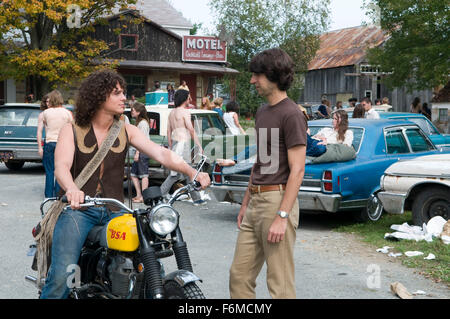 Data di rilascio: agosto 28, 2009. Il titolo del filmato: Assunzione di Woodstock. STUDIO: Focus Features. Trama: un uomo che lavora presso i suoi genitori per motel nelle Catskills Mountains inavvertitamente mette in moto la generazione-la definizione di concerto nell'estate del 1969. Nella foto: . Foto Stock