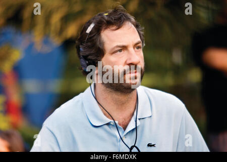 Data di rilascio: 31 luglio 2009. Il titolo del filmato: Funny People. STUDIO: Universal Pictures. Trama: George è un grande successo in stand up comico che impara che egli ha una incurabile malattia del sangue ed è determinato a meno di un anno di vita. Ira è una lotta di up-e-prossimi alzarsi comico che lavora in un deli e ha ancora capire la sua identità dal palco. Una notte, queste due eseguire allo stesso club e George prende avviso di ira. George ingaggia l'Ira per essere suoi semi-assistente personale come pure il suo amico. Nella foto: Judd Apatow il direttore. Foto Stock