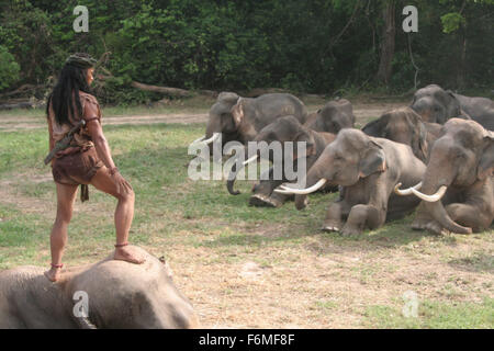 Data di rilascio: 23 ottobre 2009. Il titolo del filmato: Ong Bak 2. STUDIO: Iyara Films. Trama: Nel 1431, il Regno di Ayutthayan vince il territorio di Sukhothai allargando le loro terre a est. Il Nobile Signore Siha Decho è tradito dal suo capitano, Rajasena e viene ucciso insieme a sua moglie. Tuttavia il loro figlio Tien è salvato da un soldato leale e lasciati soli nel bosco. Nella foto: . Foto Stock