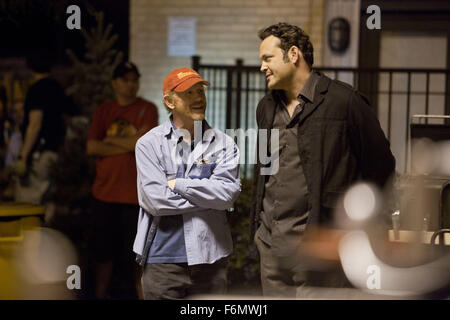 Data di rilascio: Gennaio 14, 2011 il titolo del filmato: il dilemma STUDIO: Imagine Entertainment Regia: Ron Howard Trama: un uomo scopre che il suo migliore amico della moglie è avere un affare nell'immagine: Vince Vaughn e il regista Ron Howard sul set di credito (Immagine: c Imagine Entertainment/Entertainment Immagini) Foto Stock