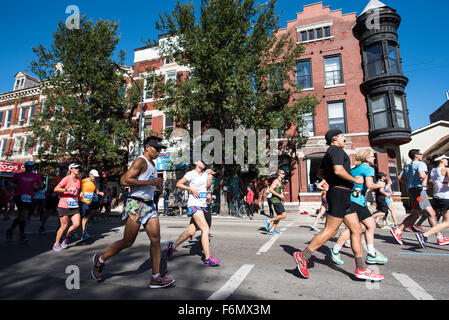 I partecipanti alla Bank of America Chicago Marathon corsa verso il basso del XVIII Street il 11 ottobre 2015. Foto Stock