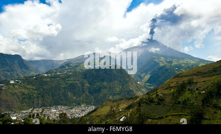 Eruzione del vulcano Tungurahua, Cordillera Occidental delle Ande Centrali di Ecuador, Sud America Foto Stock