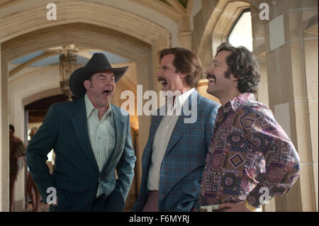 Data di rilascio: dicembre 20, 2013 Titolo: Anchorman 2: La leggenda continua STUDIO: Paramount Pictures Regista: Adam McKay trama: con la 70s dietro di lui, San Diego's top rated newsman, Ron Burgundy, ritorna a prendere la New York del primo 24 ore di canale di notizie dalla tempesta nella foto: David Koechner come Champ tipo, Will Ferrell come Ron Burgundy e Paul Rudd come Brian Fantana (credito: Paramount Pictures/Entertainment Immagini) Foto Stock