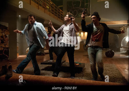 Data di rilascio: giugno 14, 2013 Titolo: Questo è il fine aka della fine del mondo STUDIO: Columbia Pictures Regista: Evan Goldberg, Seth Rogen trama: Durante la partecipazione a una festa a James Franco's house, Seth Rogen, Jay Baruchel e molte altre celebrità sono affrontate con l'Apocalisse nell'immagine: DANNY MCBRIDE, Seth Rogen e James Franco (credito: c Columbia Pictures/Entertainment Immagini) Foto Stock