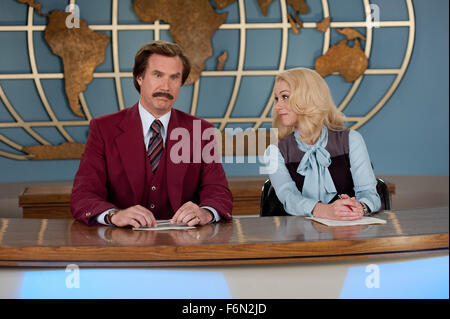 Data di rilascio: dicembre 20, 2013 Titolo: Anchorman 2: La leggenda continua STUDIO: Paramount Pictures Regista: Adam McKay trama: con la 70s dietro di lui, San Diego's top rated newsman, Ron Burgundy, ritorna a prendere la New York del primo 24 ore di canale di notizie dalla tempesta nella foto: Will Ferrell come Ron Burgundy e Christina Applegate ha come Veronica Corningstone (credito: Paramount Pictures/Entertainment Immagini) Foto Stock