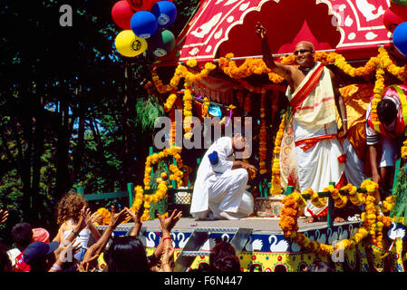 Hare Krishna sfilata di carri e Festival dell India, Vancouver, BC, British Columbia, Canada - devoti seguenti galleggiante Foto Stock