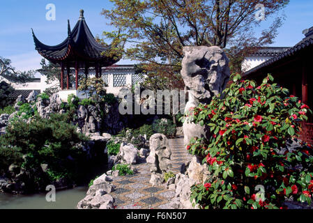 Il dott. Sun Yat-Sen classico giardino Cinese in Chinatown, Vancouver, BC, British Columbia, Canada - Pagoda e il percorso di pietra in estate Foto Stock