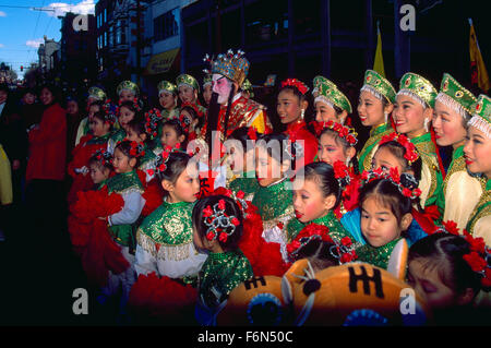 Anno Nuovo Cinese Festival Parade celebrazione, bambini che posano per una foto - Chinatown, Vancouver, BC, British Columbia, Canada Foto Stock