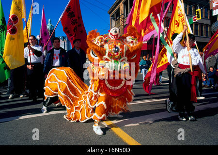 Anno Nuovo cinese la danza del Leone (aka Dragon Dance) in parata e celebrazione - Chinatown, Vancouver, BC, British Columbia, Canada Foto Stock