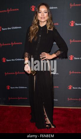 New York, NY, STATI UNITI D'AMERICA. 17 Nov, 2015. Olivia Wilde presso gli arrivi per terza annuale di salvare i bambini Gala di illuminazione, il Plaza Hotel di New York, NY Novembre 17, 2015. Credito: Steven Ferdman/Everett raccolta/Alamy Live News Foto Stock