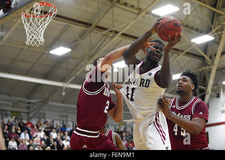 Martedì, 17 Novembre 2015: Massachusetts Minutemen avanti Seth Berger (24) si blocca su Harvard Crimson avanti Chris Egi (11) come egli passa la palla durante il NCAA pallacanestro tra il Massachusetts Minutemen e la Harvard Crimson tenutosi presso il Padiglione Lavietes a Boston, Massachusetts. Massachusetts sconfigge Harvard 69-63 nel regolamento del tempo. Eric Canha/CSM Foto Stock