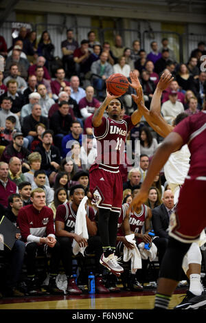 Martedì, 17 Novembre 2015: Massachusetts Minutemen guard Trey Davis (12) prende un colpo al cestello durante il NCAA pallacanestro tra il Massachusetts Minutemen e la Harvard Crimson tenutosi presso il Padiglione Lavietes a Boston, Massachusetts. Massachusetts sconfigge Harvard 69-63 nel regolamento del tempo. Eric Canha/CSM Foto Stock