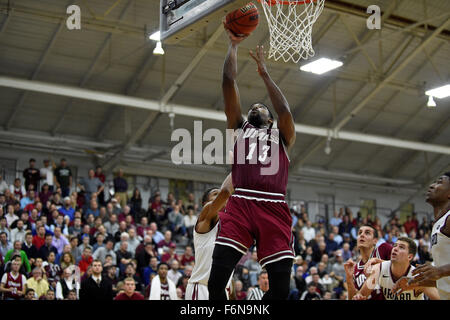 Martedì, 17 Novembre 2015: Massachusetts Minutemen avanti Zach Coleman (13) prende un colpo durante il NCAA pallacanestro tra il Massachusetts Minutemen e la Harvard Crimson tenutosi presso il Padiglione Lavietes a Boston, Massachusetts. Massachusetts sconfigge Harvard 69-63 nel regolamento del tempo. Eric Canha/CSM Foto Stock