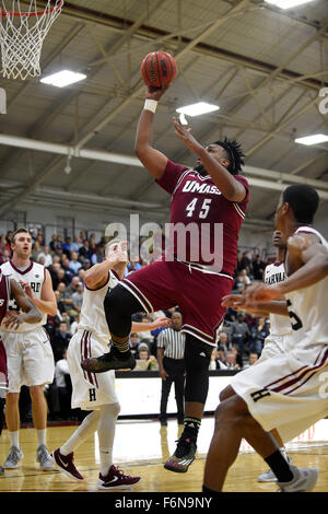 Martedì, 17 Novembre 2015: Massachusetts centro Minutemen Rashaan Holloway (45) prende la palla al cestello durante il NCAA pallacanestro tra il Massachusetts Minutemen e la Harvard Crimson tenutosi presso il Padiglione Lavietes a Boston, Massachusetts. Massachusetts sconfigge Harvard 69-63 nel regolamento del tempo. Eric Canha/CSM Foto Stock