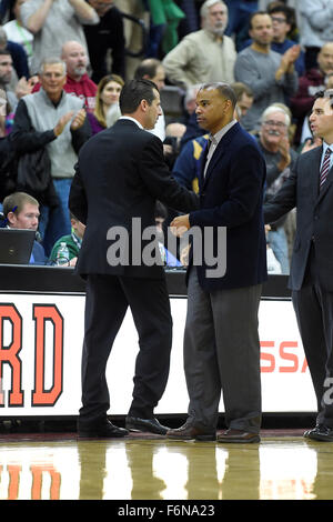 Martedì, 17 Novembre 2015: Massachusetts Minutemen head coach Derek Kellogg (sinistra) e Harvard Crimson head coach Tommy Amaker (destra) agitare le mani alla fine del NCAA pallacanestro tra il Massachusetts Minutemen e la Harvard Crimson tenutosi presso il Padiglione Lavietes a Boston, Massachusetts. Massachusetts sconfigge Harvard 69-63 nel regolamento del tempo. Eric Canha/CSM Foto Stock